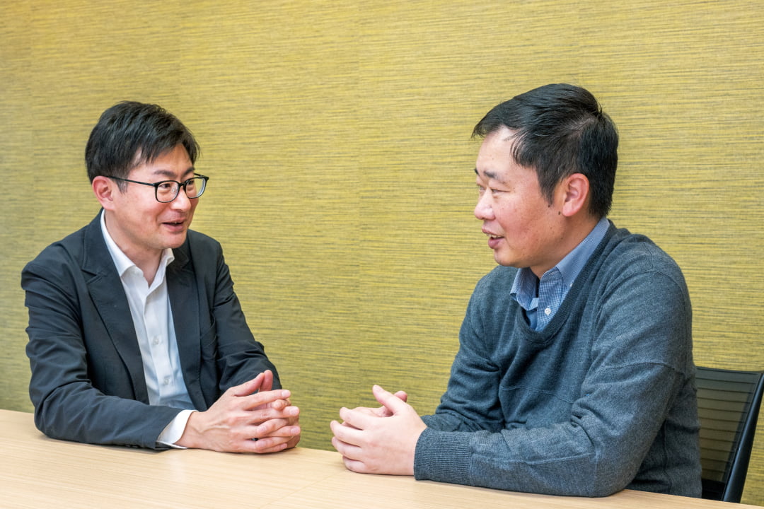 経営企画室 室長  平岩 伸一さんと、カスタマーリレーション部 部長  岡本 匡史 さん